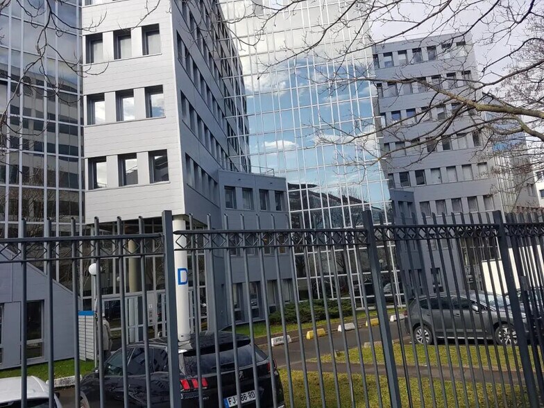 Office in Colombes to rent - Building Photo - Image 3 of 16