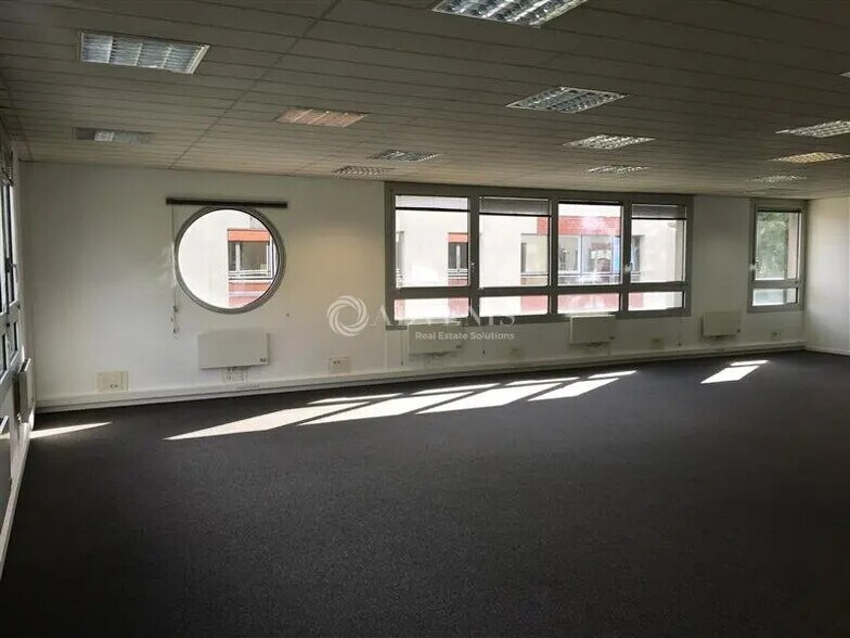 Office in Émerainville to rent - Interior Photo - Image 3 of 10