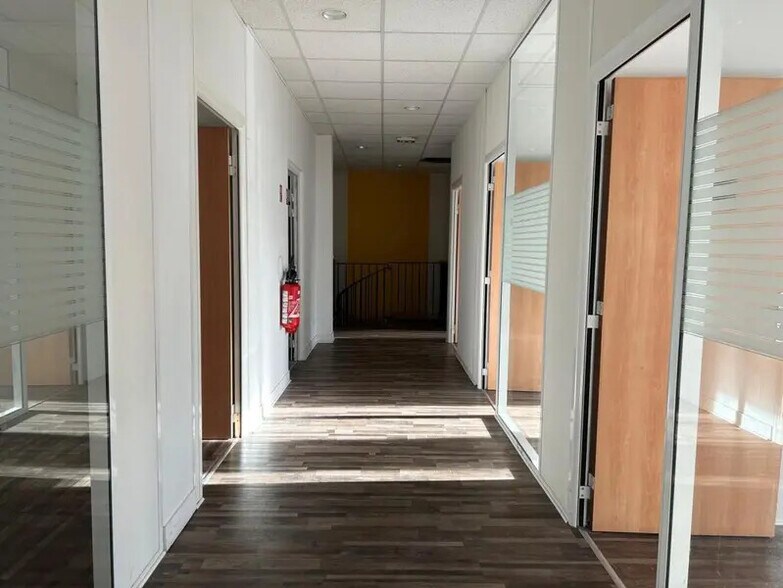 Light Industrial in Nanterre to rent - Interior Photo - Image 2 of 24