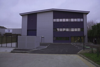 Station Approach, Waltham Cross for rent Building Photo- Image 2 of 8