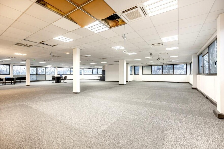 Office in Élancourt to rent - Interior Photo - Image 3 of 5