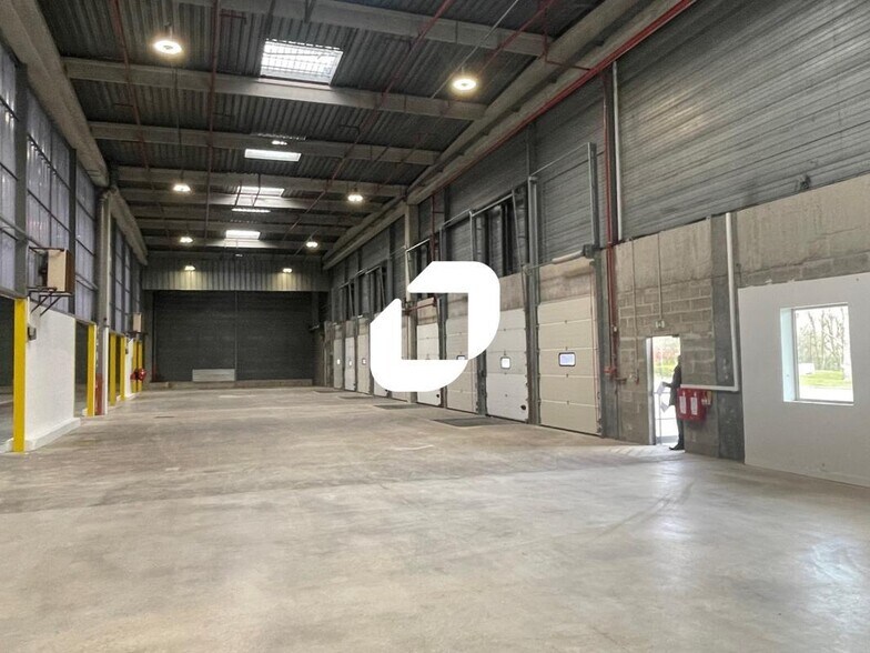 Industrial in Tremblay-en-France to rent - Interior Photo - Image 2 of 7