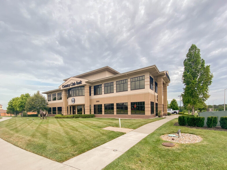 23600 College Blvd, Olathe, KS for rent - Building Photo - Image 1 of 2