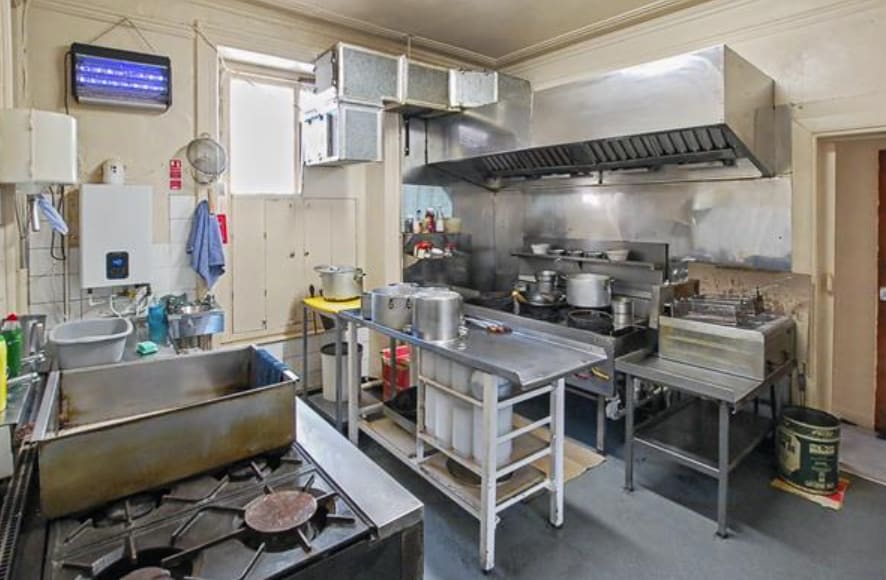 28 Queen St, Pembroke Dock for sale - Interior Photo - Image 3 of 4