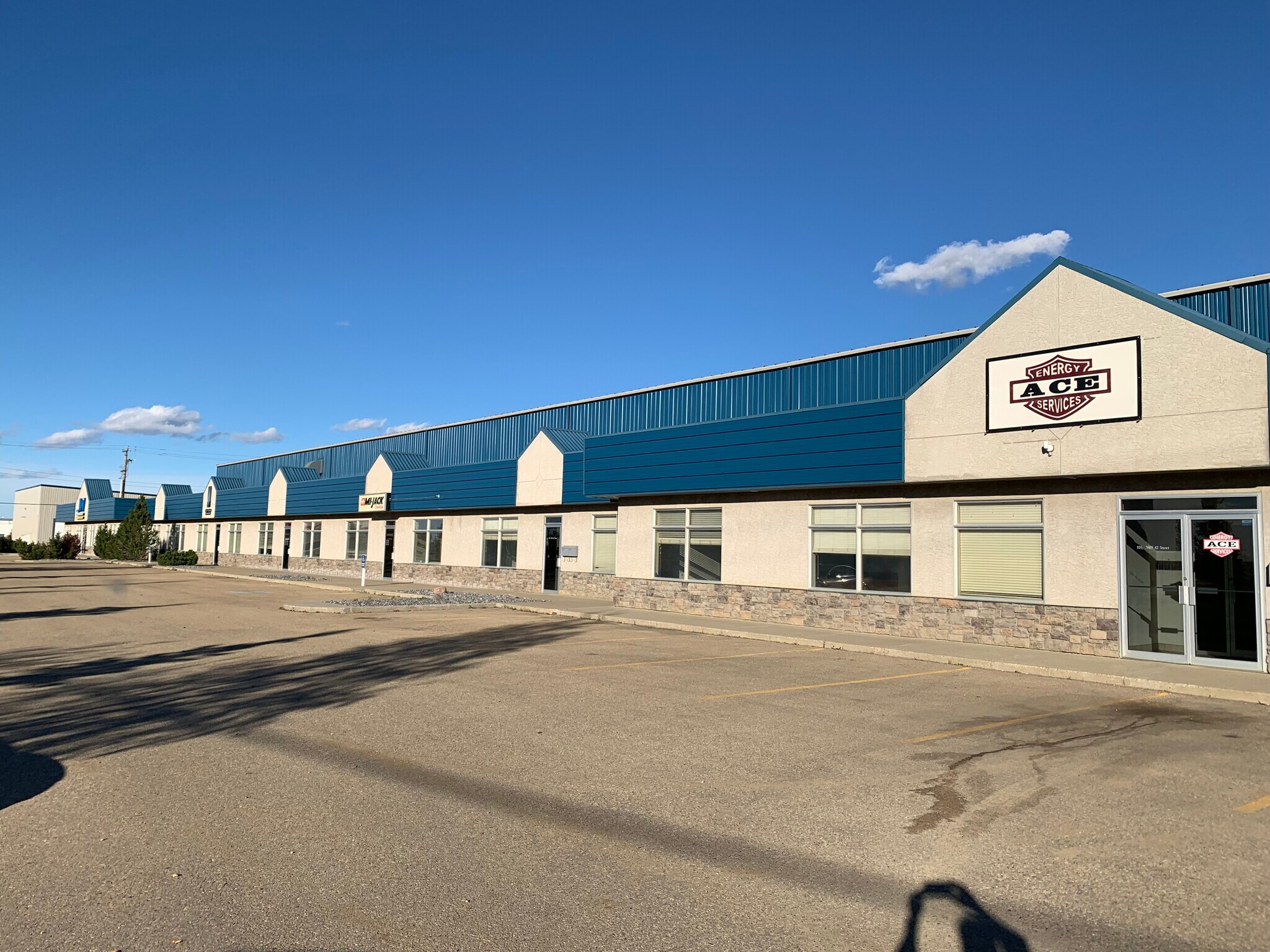 7609 42nd St, Leduc, AB to rent Building Photo- Image 1 of 7