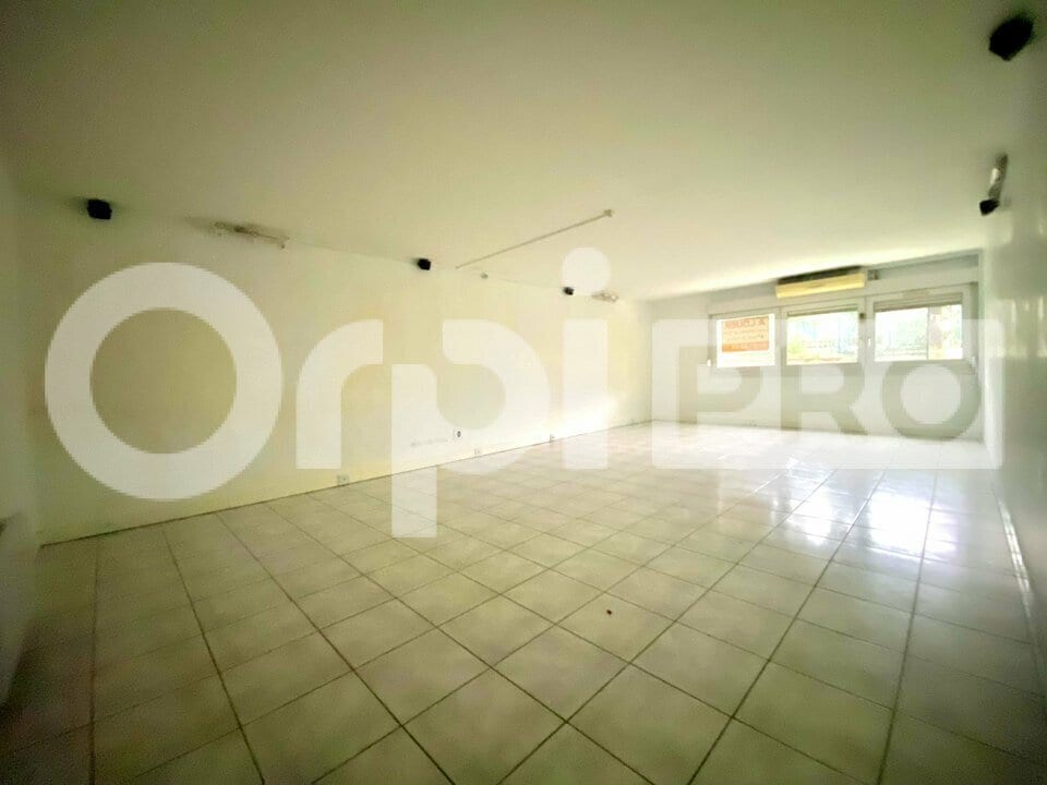 Office in Neuville-sur-Saône to rent Interior Photo- Image 1 of 5