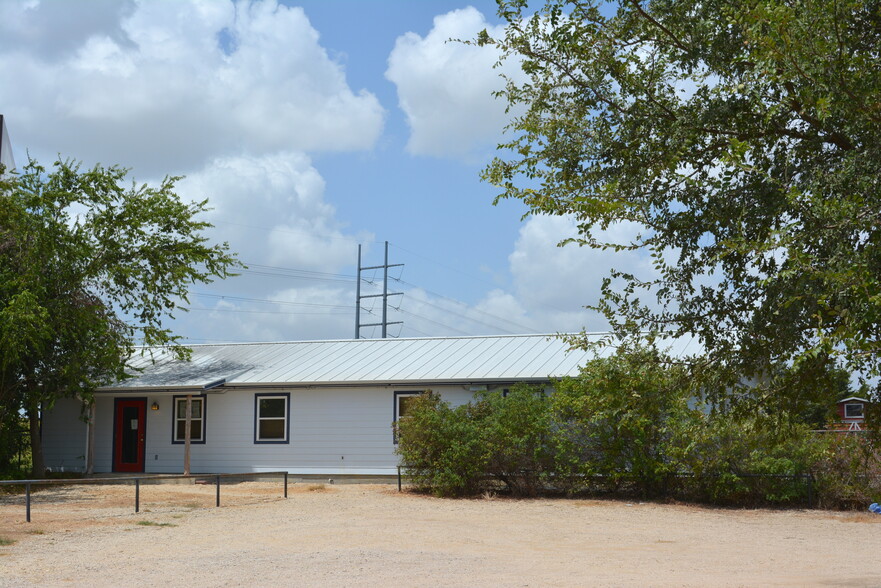 145 Old Lockhart Rd, Lockhart, TX for rent - Primary Photo - Image 1 of 34