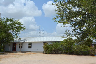 145 Old Lockhart Rd, Lockhart, TX for rent Primary Photo- Image 1 of 35