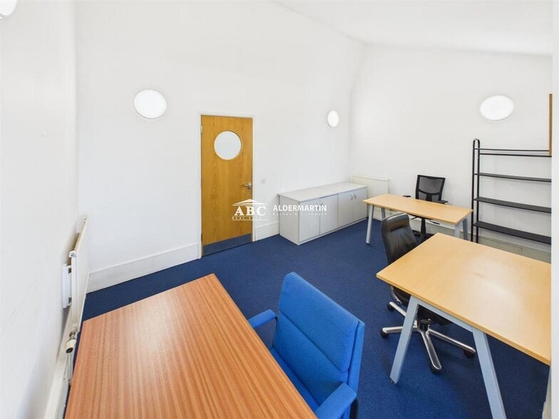 Bunns Ln, London to rent - Building Photo - Image 3 of 8
