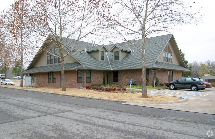 1601 E Medical Center Dr, Edmond, OK for rent - Building Photo - Image 2 of 11