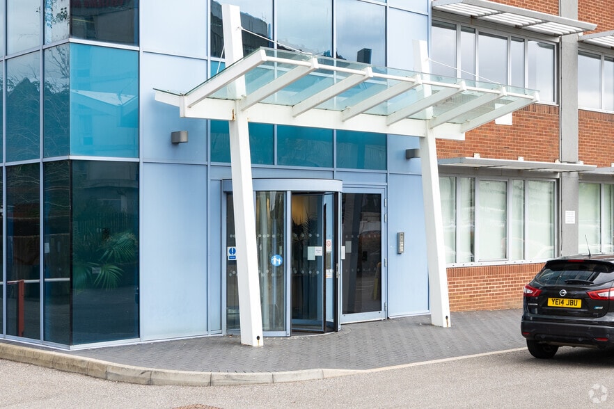 Station Way, Crawley to rent - Building Photo - Image 2 of 3