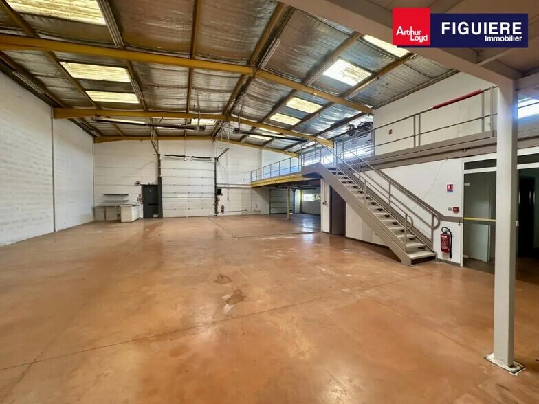Light Industrial in Vitrolles to rent - Interior Photo - Image 3 of 14