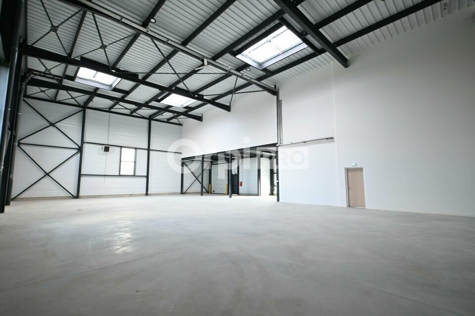 Light Industrial in Colombier-Saugnieu to rent Building Photo- Image 1 of 9