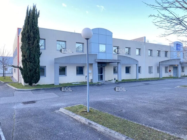 Location Local d'activités 560 m²