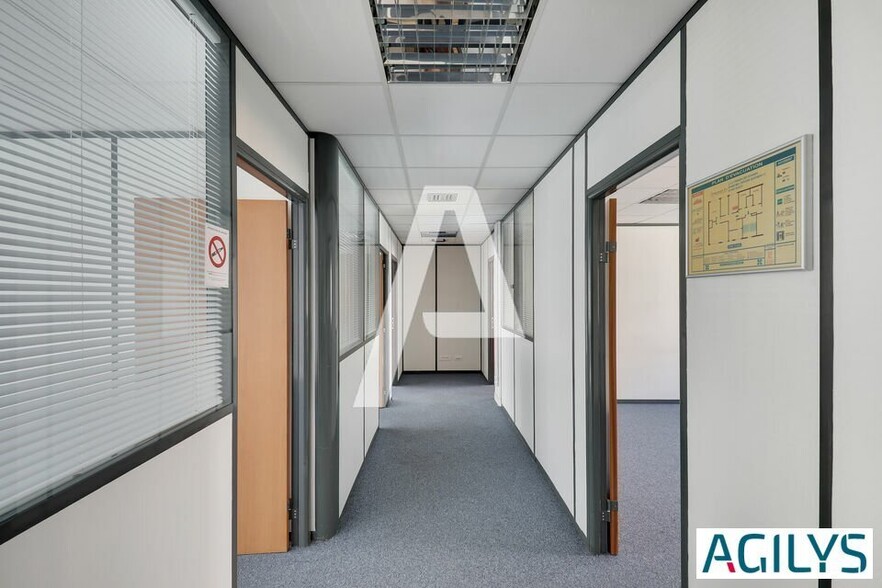 2-12 Rue Du Chemin Des Femmes, Massy to rent - Interior Photo - Image 3 of 9