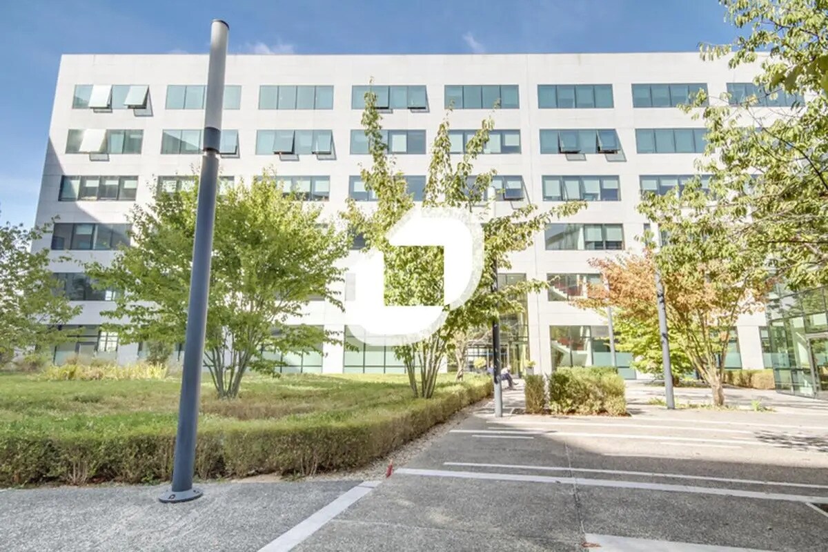 Office in Noisy-le-Grand to rent Building Photo- Image 1 of 6