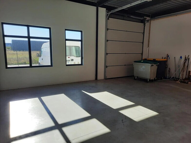 Light Industrial in Lieusaint to rent - Building Photo - Image 3 of 6