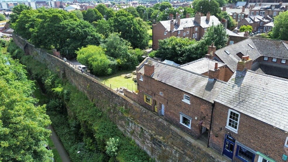 5 City Walls, Chester to rent - Primary Photo - Image 1 of 2