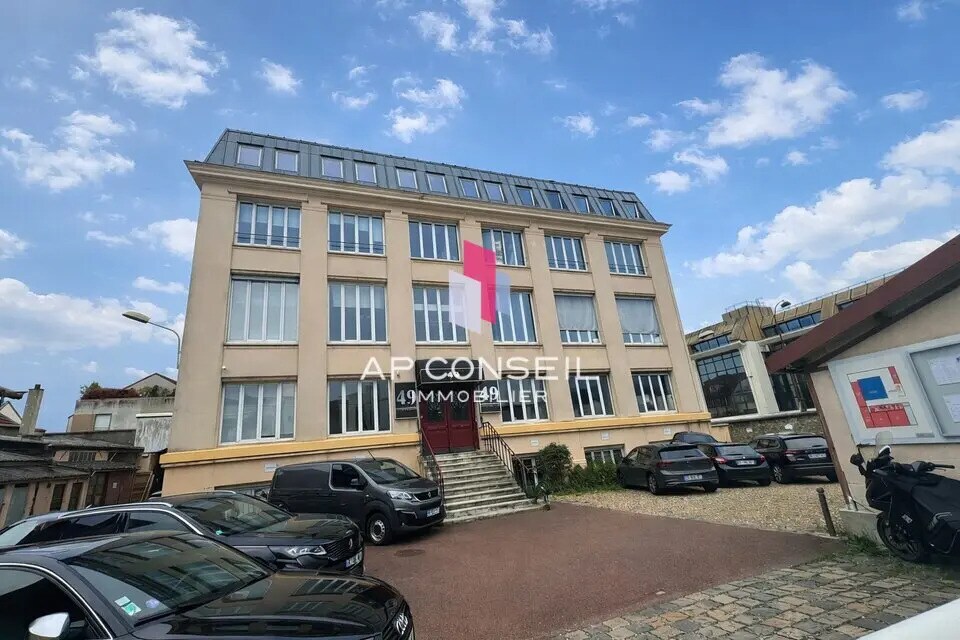 Office in Versailles to rent Building Photo- Image 1 of 7