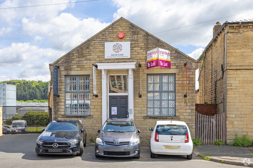 19 Old Leeds Road, Huddersfield to rent - Primary Photo - Image 1 of 3