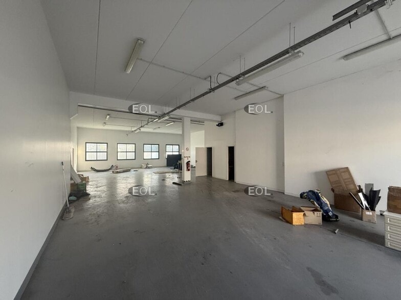 Light Industrial in Croissy-Beaubourg for sale - Interior Photo - Image 2 of 10