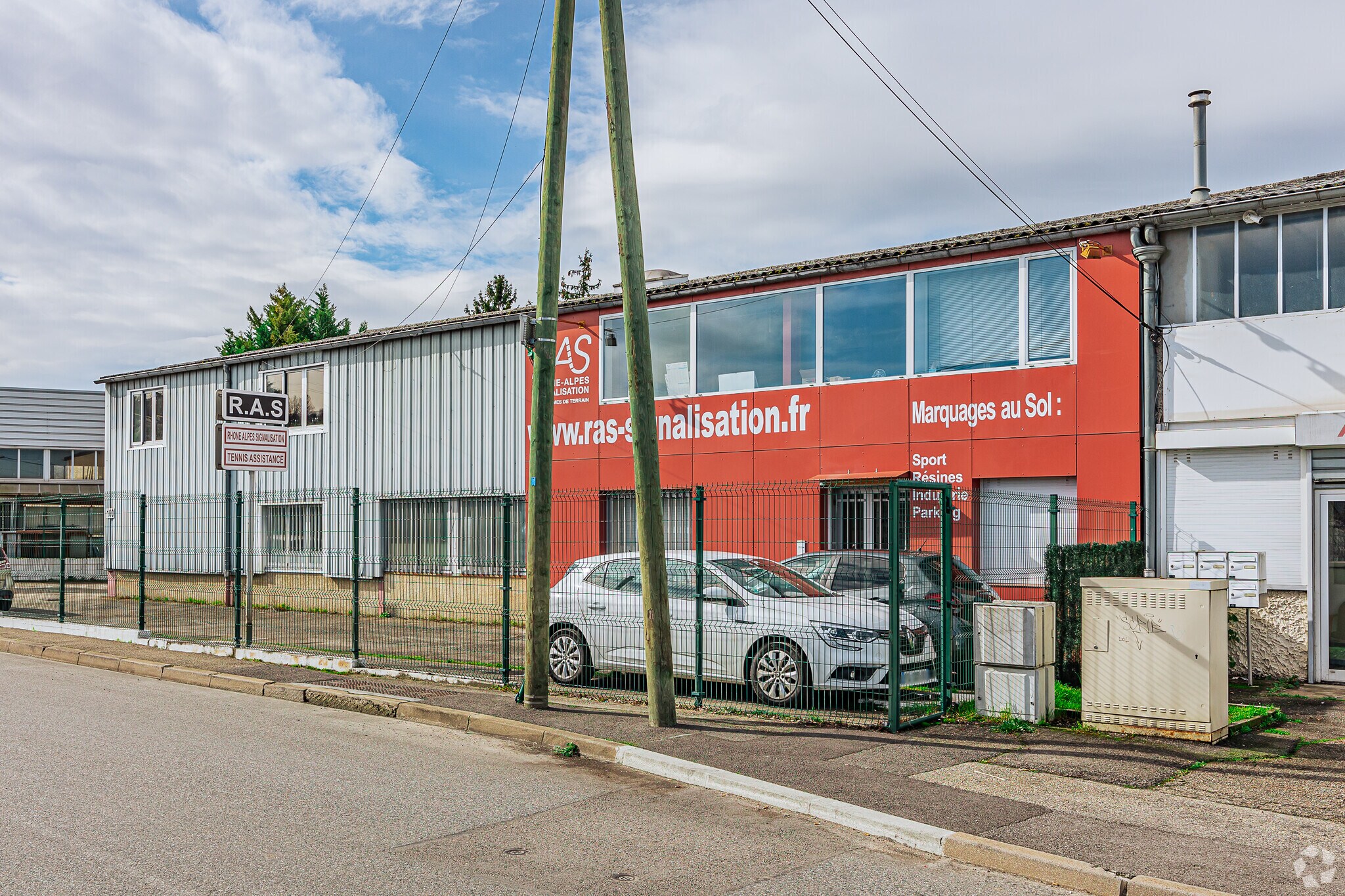 Light Industrial in Saint-Genis-Laval for sale Primary Photo- Image 1 of 3