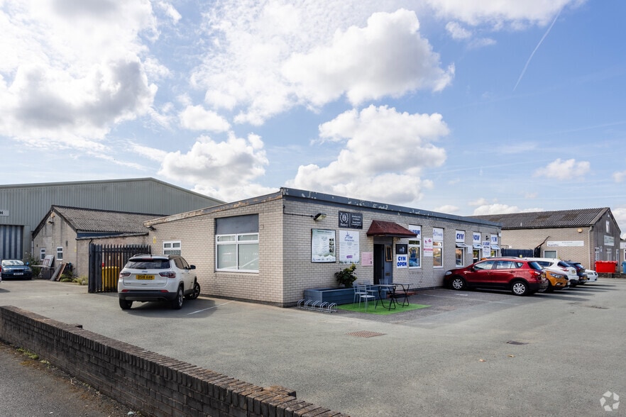 Grange House, Lancaster Rd, Shrewsbury to rent - Primary Photo - Image 1 of 8