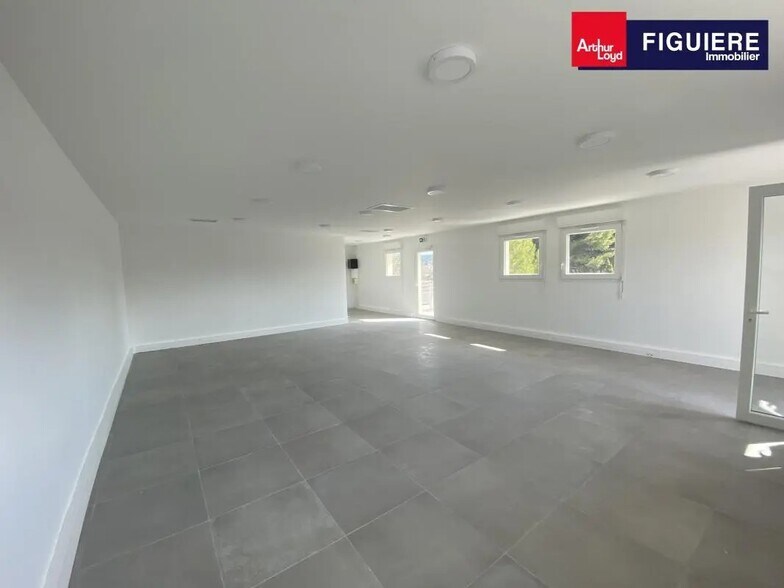 215 Avenue Jean Monnet, Saint-Cannat to rent - Interior Photo - Image 2 of 5