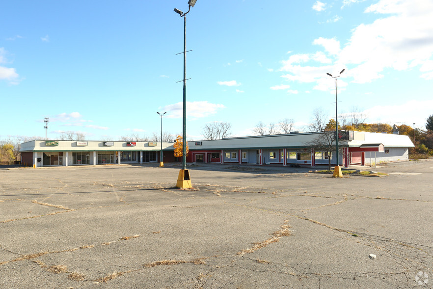 3467-3575 Beecher Rd, Flint, MI for sale - Primary Photo - Image 1 of 4