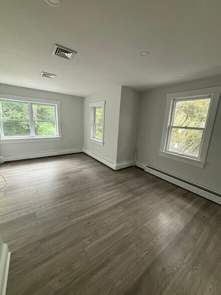 491 Lexington Ave, Mount Kisco, NY for rent - Interior Photo - Image 3 of 4