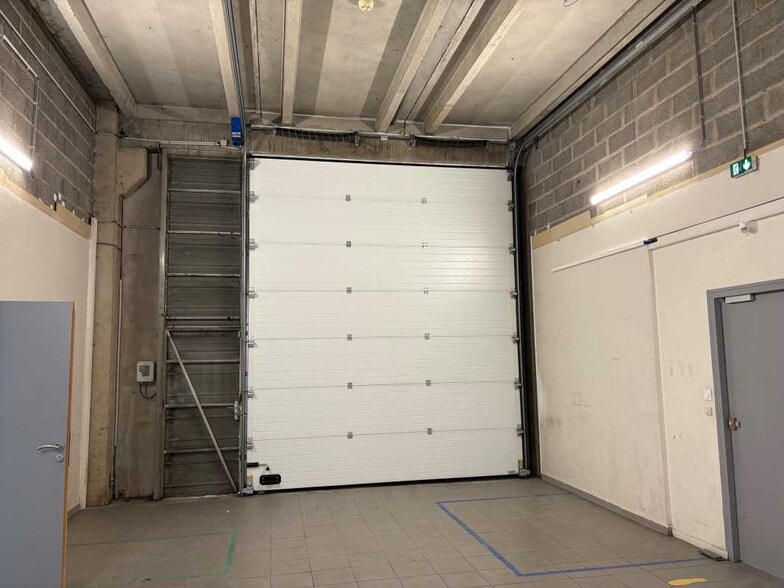 Light Industrial in Saint-Quentin-Fallavier to rent - Interior Photo - Image 3 of 20