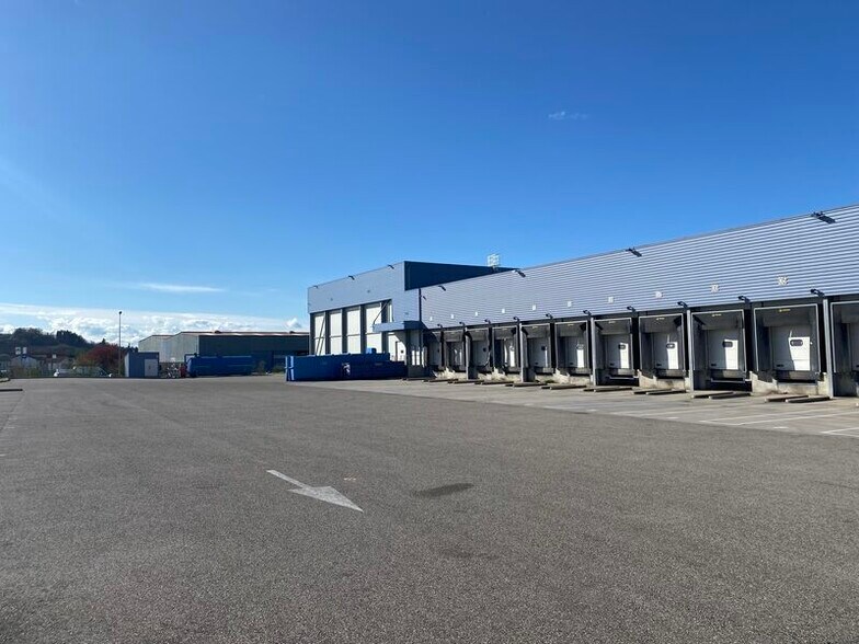 Light Industrial in Heyrieux to rent - Building Photo - Image 1 of 4
