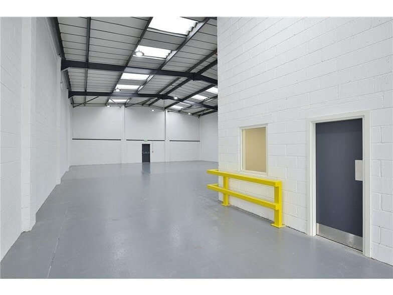 Caledonia Way, Manchester to rent - Building Photo - Image 3 of 4