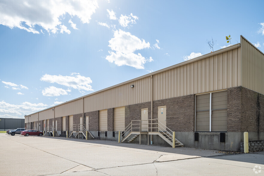 716 Crown Industrial Ct, Chesterfield, MO for rent - Building Photo - Image 2 of 4