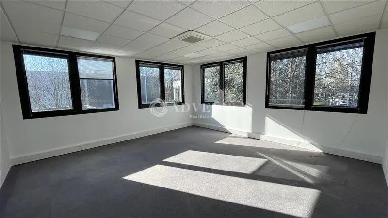 Office in Croissy-Beaubourg to rent Building Photo- Image 1 of 11