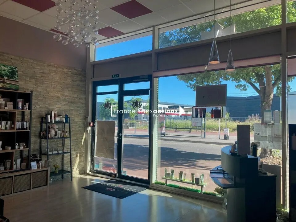 Retail in Toulouse to rent Interior Photo- Image 1 of 7