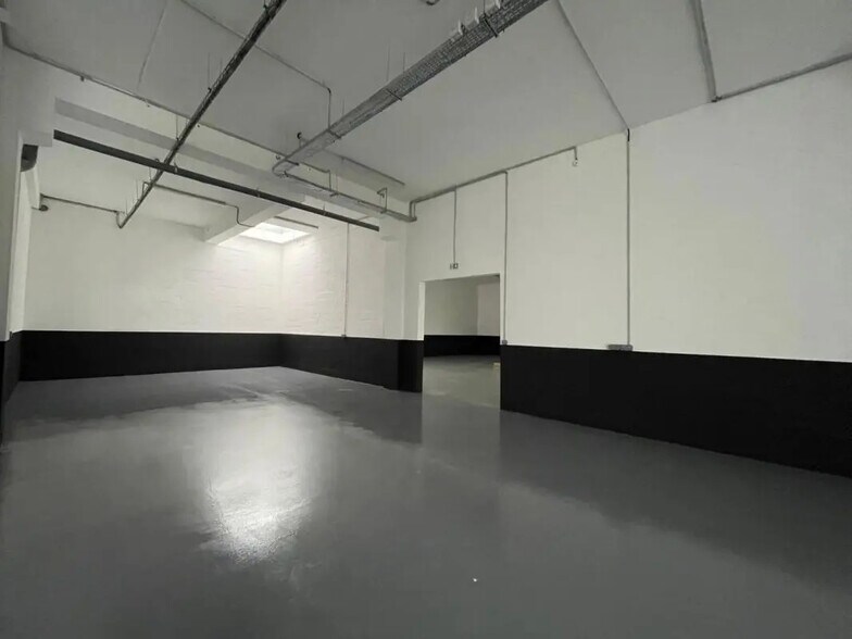 Industrial in Villejuif to rent - Building Photo - Image 2 of 5