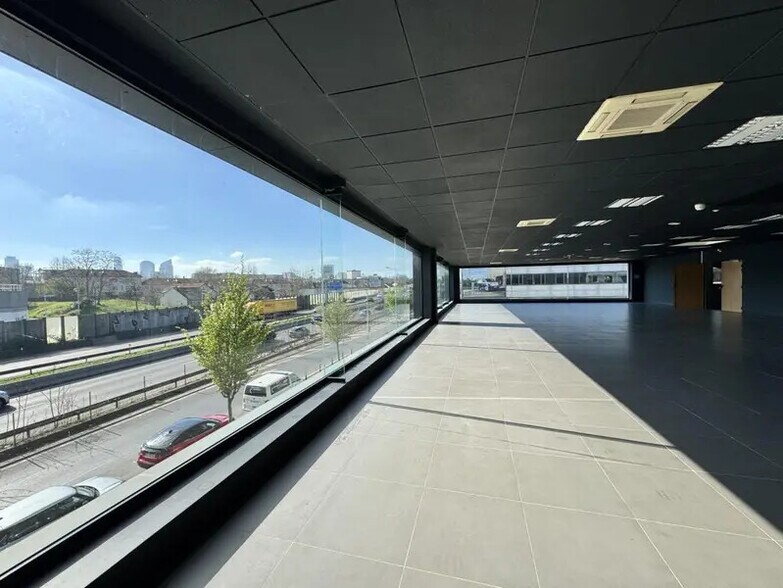 Light Industrial in Nanterre to rent - Interior Photo - Image 3 of 13