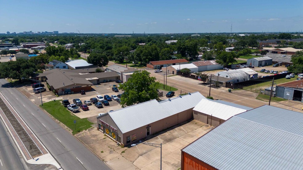 1502 S Texas Ave, Bryan, TX for rent - Building Photo - Image 3 of 9