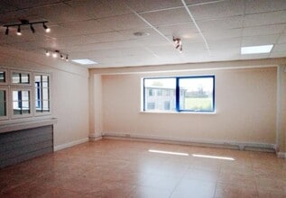 Wilkinson Rd, Cirencester to rent Interior Photo- Image 2 of 4