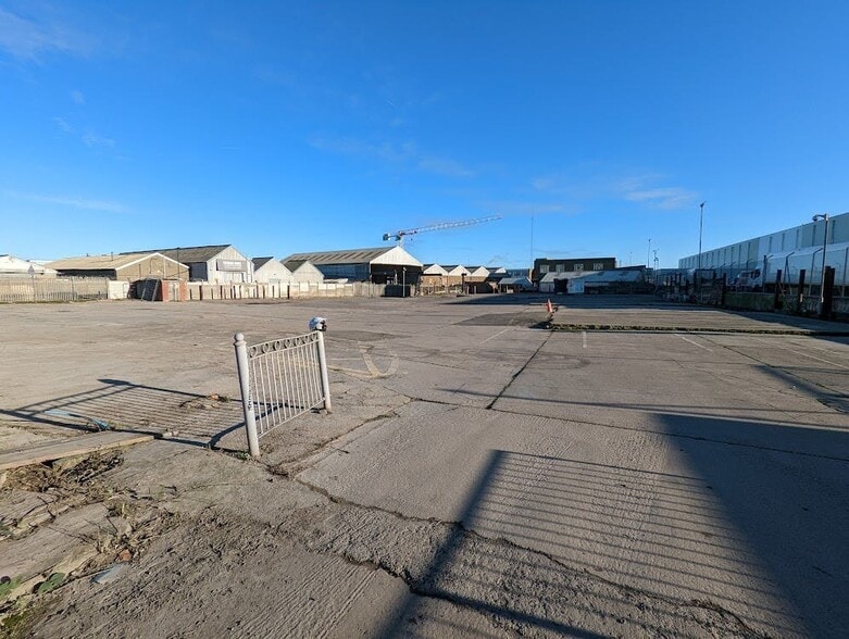 Riverside Rd, London to rent - Building Photo - Image 2 of 3