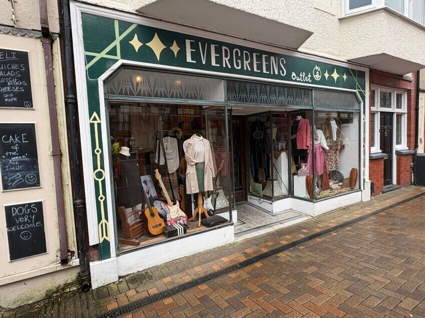 88 Charles St, Milford Haven to rent Building Photo- Image 1 of 5