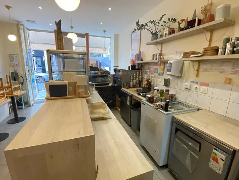 Retail in Paris to rent - Building Photo - Image 2 of 7