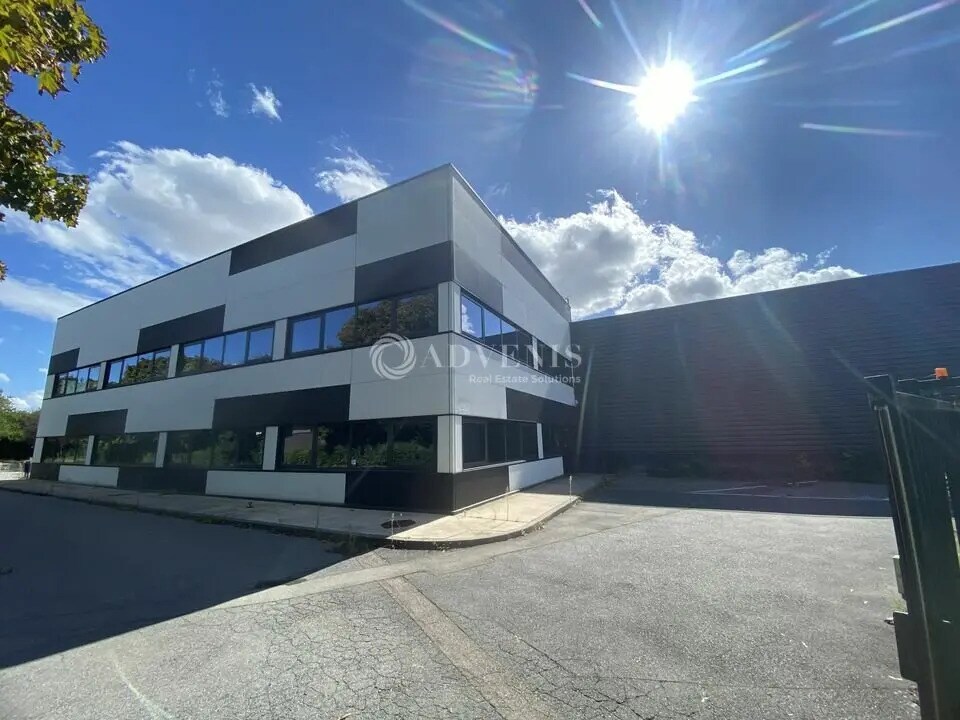 Light Industrial in Montigny-le-Bretonneux to rent Primary Photo- Image 1 of 7
