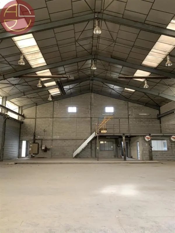 Location Entrepôt 675 m²