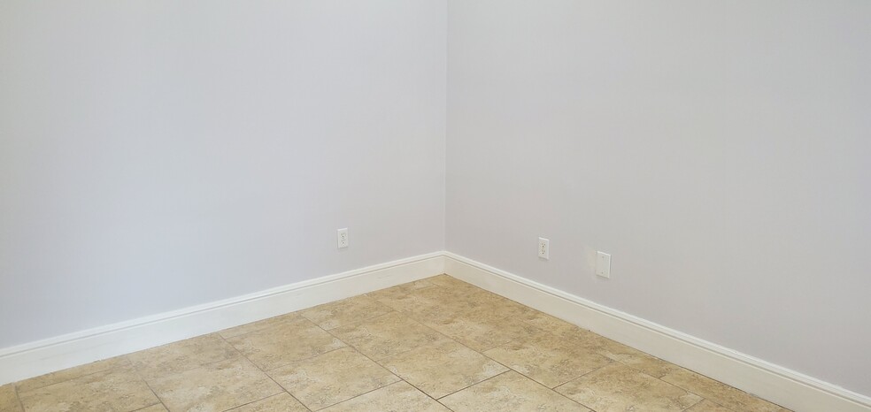 12820 Willow Centre Dr, Houston, TX for rent - Interior Photo - Image 3 of 7