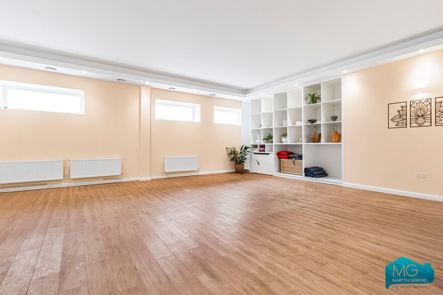 2 Lambert Way, London to rent - Interior Photo - Image 2 of 30