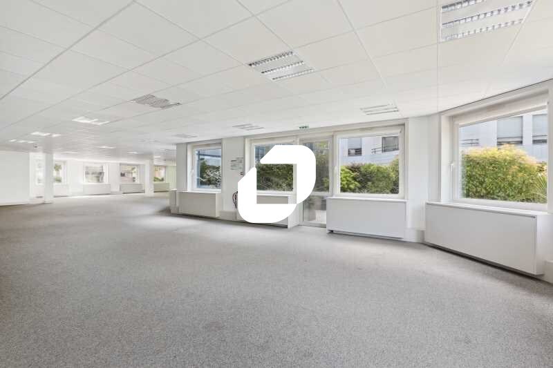 Office in Suresnes to rent Building Photo- Image 1 of 14