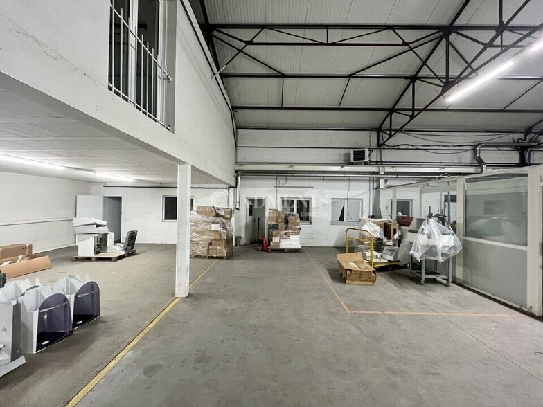 Light Industrial in Saint Ouen L Aumone to rent - Building Photo - Image 1 of 11