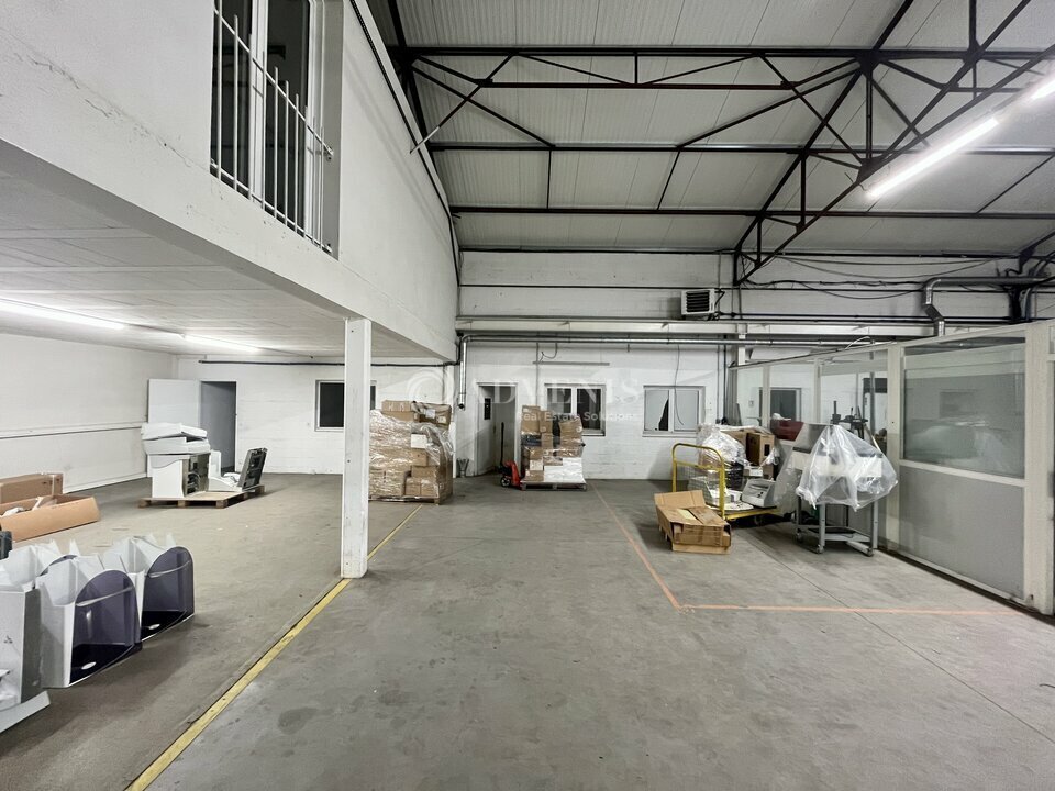 Light Industrial in Saint Ouen L Aumone to rent Building Photo- Image 1 of 12